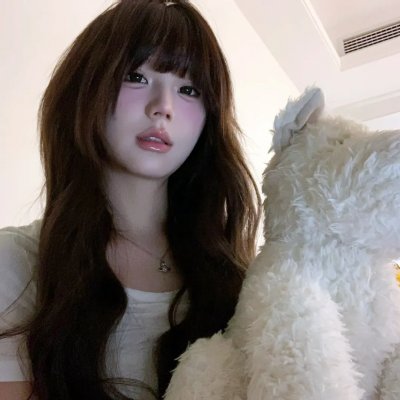 出墙红杏两家春